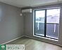 リビング/ダイニング：洋室は広々6.1帖。黒を基調とした木目調の建具建材を使用しており、落ち着いた空間を演出しております♪