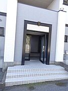 ★★エントランス前は余裕のある敷地です★★