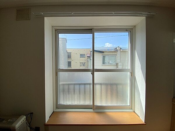 画像16:窓からの日光は気持ちを明るくしてくれますよ。