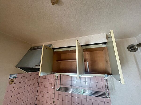 画像9:キッチン上部の棚に台所用品や食器などを入れることができます。