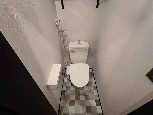 こちらはトイレです。清潔感があり、安心して使用できます。