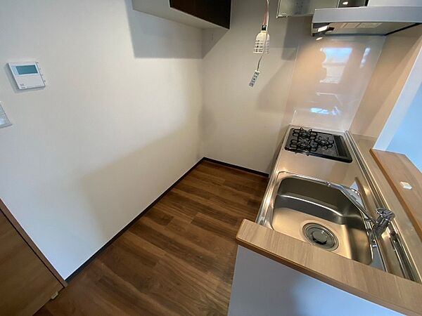 画像21:キッチン後ろには冷蔵庫を置けるスペースがありますね。