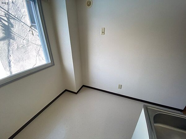 画像8:キッチン後ろには冷蔵庫を置けるスペースがありますね。