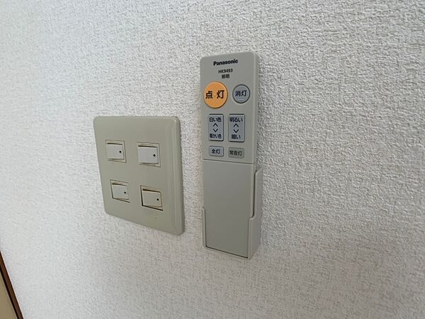 画像14:お部屋の電気はリモコンで操作することができますよ。