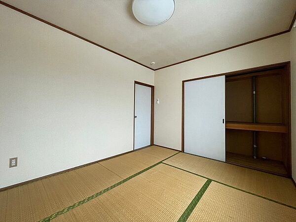 画像10:寝室はこちらです。光が差し込む、温かみのあるお部屋です。
