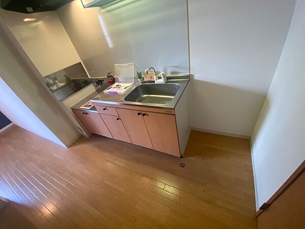 画像8:キッチンも別角度から。ご自身でコンロを設置できます。