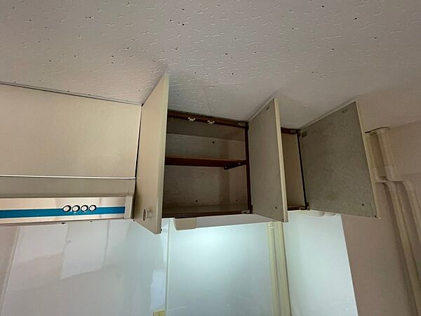 画像22:キッチン上部の棚にも台所用品や食器などを入れることができます