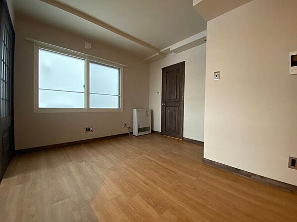 画像7:寝室を別角度から撮りました。どう家具を配置しますか？