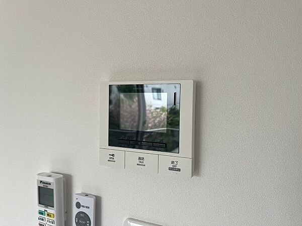 画像18:TVモニター付インターホンです。来客者の顔が見えるので安心！