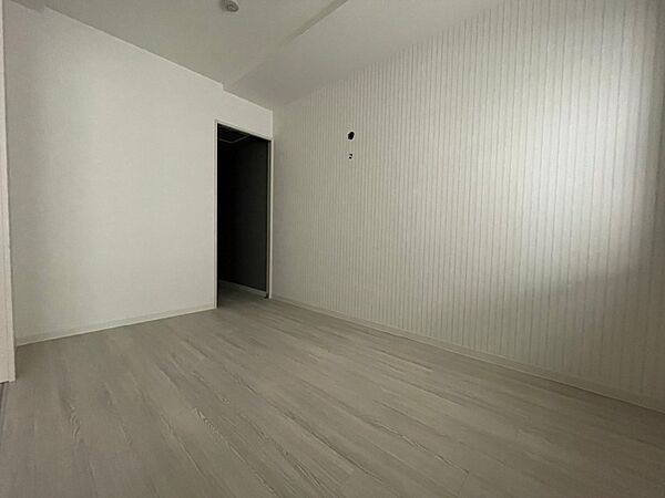 画像19:寝室を別角度から撮りました。どう家具を配置しますか？