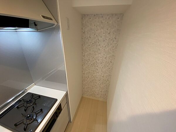 画像24:キッチンのとなりには冷蔵庫を置けるスペースがありますね。