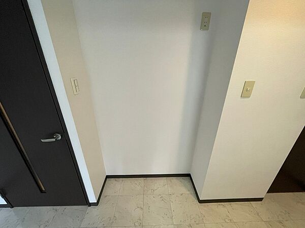 画像22:キッチン後ろには冷蔵庫を置けるスペースがありますね。
