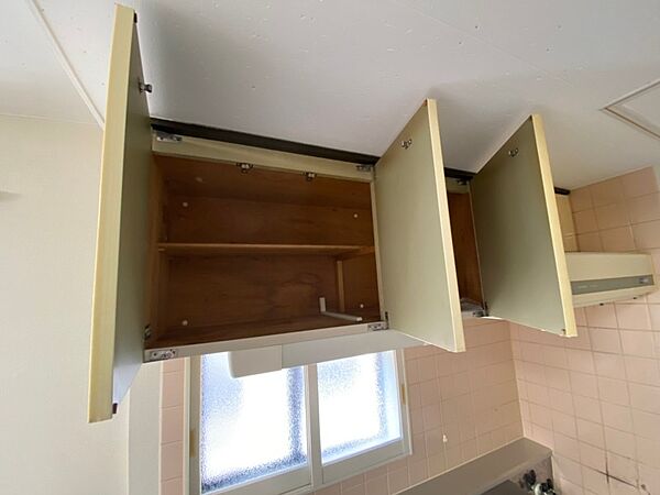 画像24:キッチンにも収納スペースがあり、食器の置き場に困りませんね。
