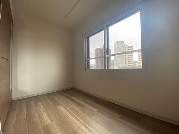 画像10:寝室を別角度から撮りました。どう家具を配置しますか？