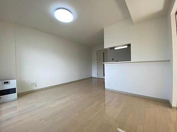 画像9:こちらのお部屋は光が差し込む、温かみのあるお部屋です。