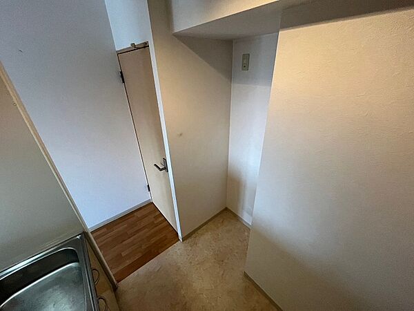 画像9:キッチン後ろには冷蔵庫を置けるスペースがありますね。