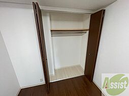 こちらの収納にはハンガーをかけて服もしまえますね。