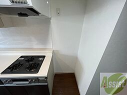 キッチン横には冷蔵庫を置けるスペースがありますね。