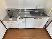 キッチンも別角度から。ご自身でコンロを設置できます。
