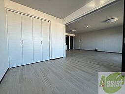 木目のフローリングは落ち着きのある印象のお部屋になりますね。