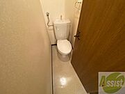 こちらはトイレです。清潔感があり、安心して使用できます。