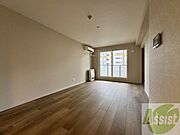 木目のフローリングは落ち着きのある印象のお部屋になりますね。