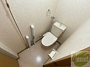 こちらはトイレです。清潔感があり、安心して使用できます。