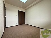 こちらのお部屋は光が差し込む、温かみのあるお部屋です。
