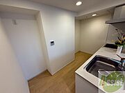 キッチン後ろには冷蔵庫を置けるスペースがありますね。