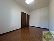 寝室はこちらです。光が差し込む、温かみのあるお部屋です。