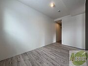 こちらのお部屋は光が差し込む、温かみのあるお部屋です。