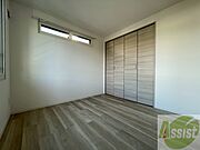 木目のフローリングは落ち着きのある印象のお部屋になりますね。