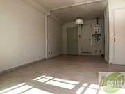 寝室はこちらです。光が差し込む、温かみのあるお部屋です。