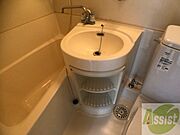 ユニットバス内の洗面台です。朝の身支度もスムーズです。