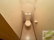 こちらはトイレです。清潔感があり、安心して使用できます。