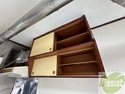 キッチン上部の棚に台所用品や食器などを入れることができます。