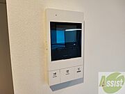 TVモニター付インターホンです。来客者の顔が見えるので安心！