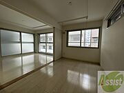 寝室はこちらです。光が差し込む、温かみのあるお部屋です。