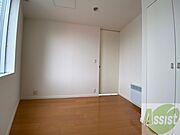 寝室はこちらです。光が差し込む、温かみのあるお部屋です。