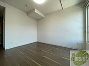 こちらのお部屋は光が差し込む、温かみのあるお部屋です。