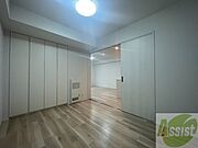 別角度から寝室を撮ってみました。家具の配置もしやすそう。