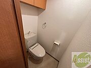 こちらはトイレです。清潔感があり、安心して使用できます。