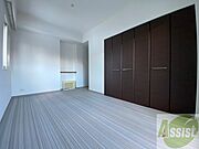 寝室はこちらです。光が差し込む、温かみのあるお部屋です。