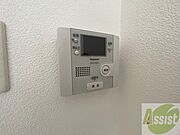 TVモニター付インターホンです。来客者の顔が見えるので安心！