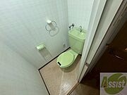 こちらはトイレです。清潔感があり、安心して使用できます。