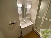 独立洗面台です。大きくてよいですね。シャンプーもできます。