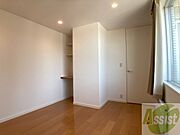 寝室はこちらです。光が差し込む、温かみのあるお部屋です。
