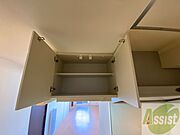 キッチン上部の棚に台所用品や食器などを入れることができます。
