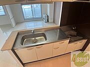 キッチンはスペースも広々していて使いやすそうですよ！