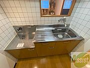 対面キッチンになっているので料理しながらTVも見れますよ～。